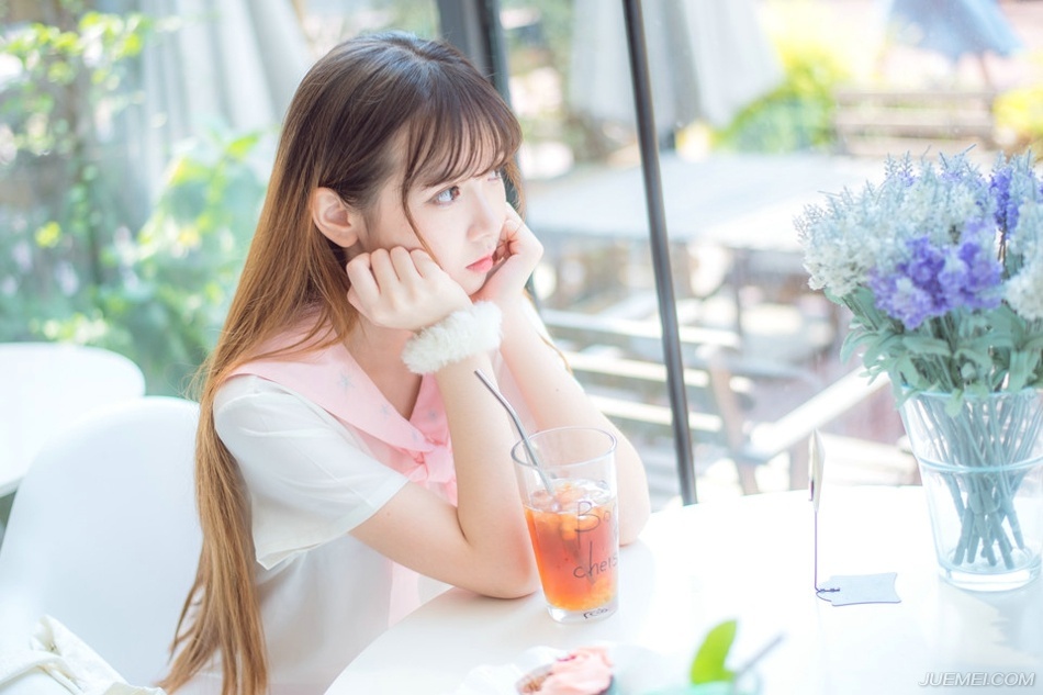 一个真正的朋友会握着你的手，触动你的心。